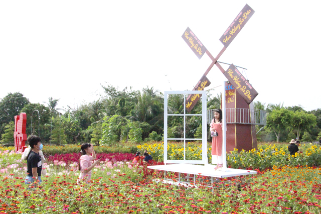 Đồng Tháp: Hàng ngàn du khách đến tham quan Làng hoa Sa Đéc dịp Tết Dương lịch
