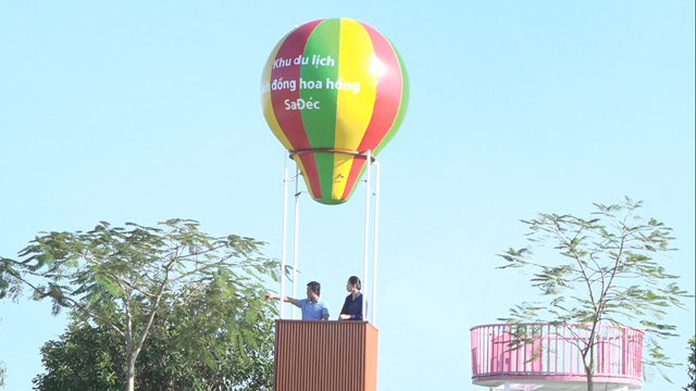 Đồng Tháp: Du khách thích thú chụp ảnh trên khinh khí cầu tại Làng hoa Sa Đéc