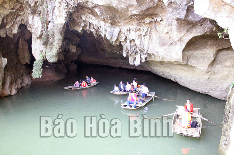 Khám phá vẻ đẹp kỳ thú của hang Luồn, Hòa Bình