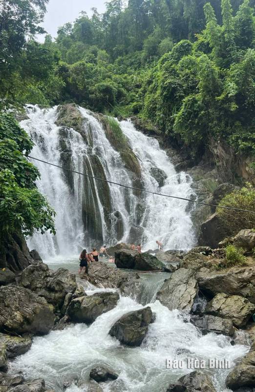 Kỳ vỹ thác Gò Lào (Mai Châu - Hòa Bình)