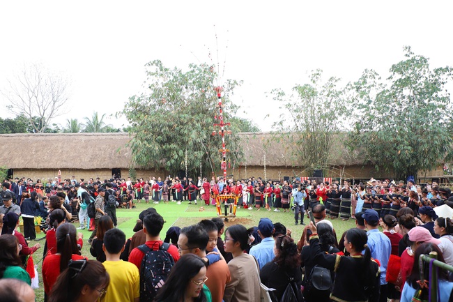 Rộn ràng “Mùa xuân và tuổi trẻ” tại Làng Văn hóa - Du lịch các dân tộc Việt Nam