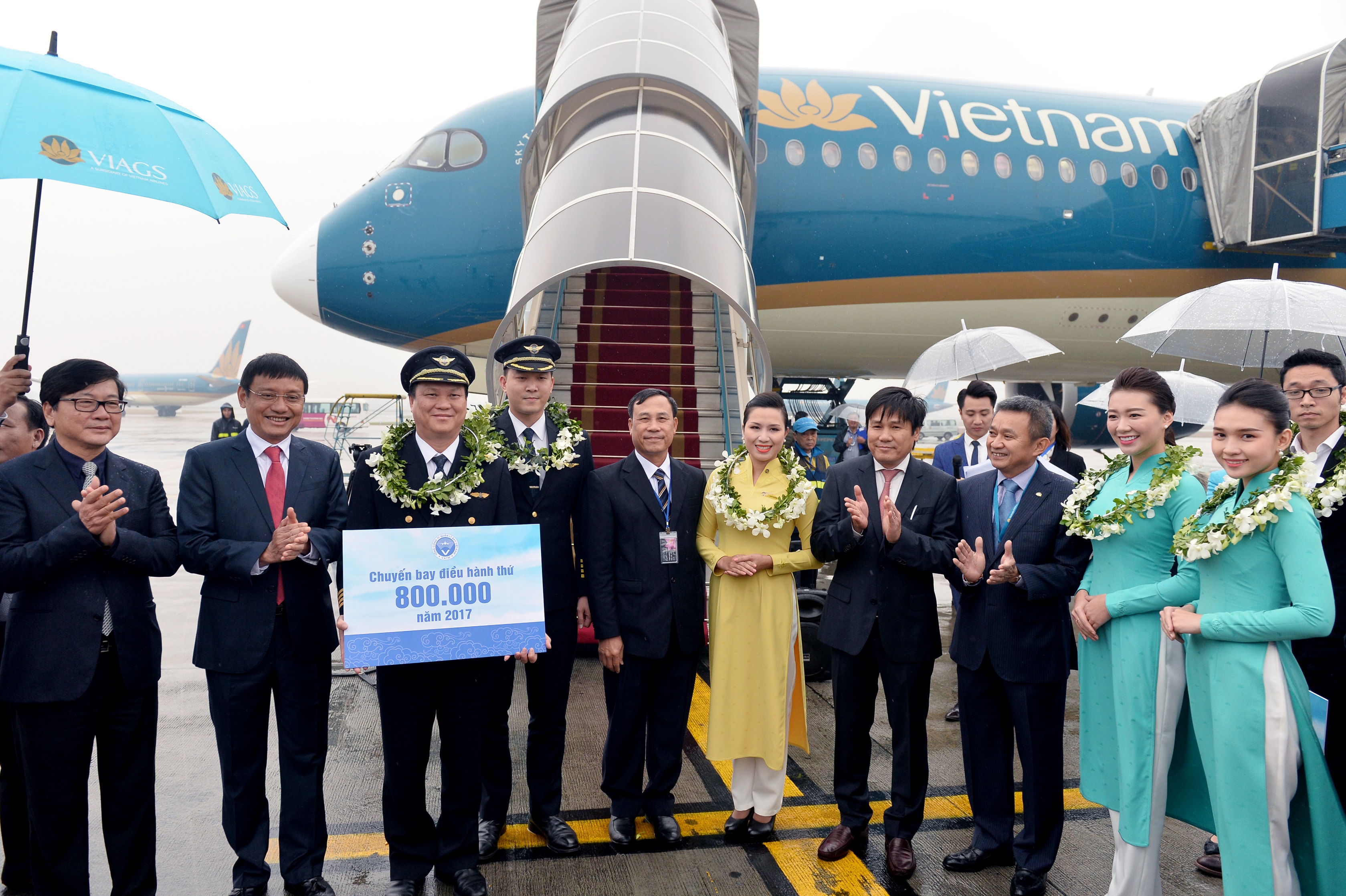 Lễ đón hành khách thứ 94 triệu, chuyến bay điều hành thứ 800 nghìn năm 2017 và Hội viên Bông Sen Vàng thứ 1,5 triệu