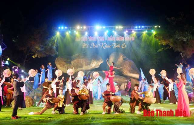 Hàng nghìn du khách tham gia “Lễ hội tình yêu – Hòn Trống Mái”
