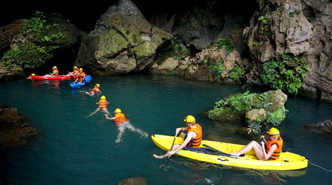 Đưa vào khai thác tour chinh phục xuyên hang Tối (Quảng Bình)